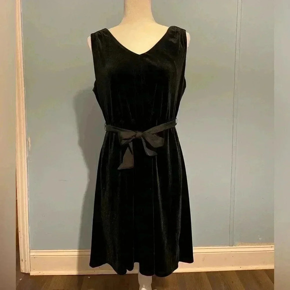 Draper James RSVP LBD Black Sleeveless Velvet Short Dress Sz Medium - Picture 3 of 10